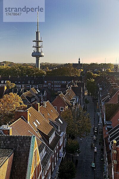 Stadtansicht vom Rathausturm mit dem Fernmeldeturm oder auch Fernsehturm  Emden  Ostfriesland  Niedersachsen  Deutschland  Europa