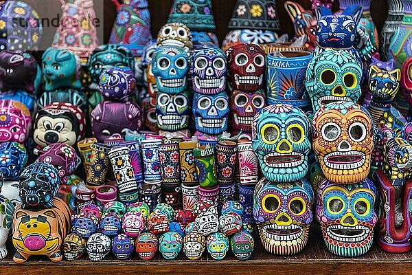 Masken als Souvenirs zum Verkauf  Kirche Santo Domingo de Guzmán  Oaxaca  Mexiko  Mittelamerika
