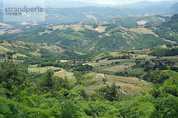 Blick in die Landschaft  Bologneser Apeninen  Emilia-Romagna  Italien  Europa