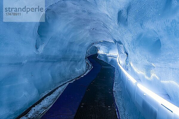 Eingeschnittene Tunnels im Glacier paradise  Kleines Paradies  Zermatt  Schweiz  Europa