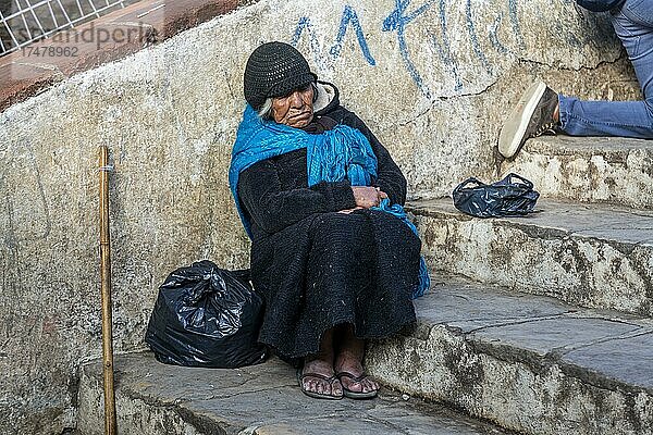 Alte Frau hält ein Nickerchen auf der Straße in San Christobal de la Casa  Chiapas  Mexiko  Mittelamerika