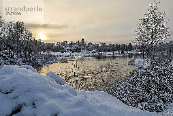 Blick über den Fluss Muoniojoki auf die Kirche von Muonio  Lappland  Finnland  Europa