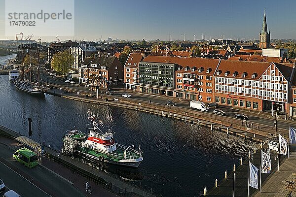 Stadtansicht vom Rathausturm mit dem Museumsschiff Georg Breusing in der Ratsdelft  Emden  Ostfriesland  Niedersachsen  Deutschland  Europa