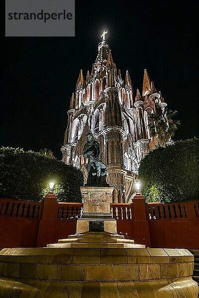 Kathedrale La Parroquia de San Miguel Arcángel bei Nacht  Unesco-Stätte San Miguel de Allende  Guanajuato  Mexiko  Mittelamerika