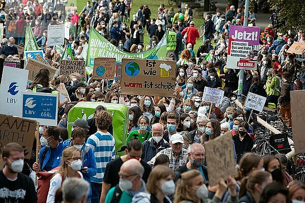 Klimastreik mit Friday for future in Nürnberg. Auftaktkundgebung Wörder Wiese