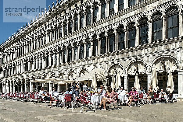 Café vor der Procuratie Vecchie  Alte Staatsanwaltschaft  Gebäude von Bartolomeo Bon  Piazza San Marco  Markusplatz  Venedig  Italien  Europa
