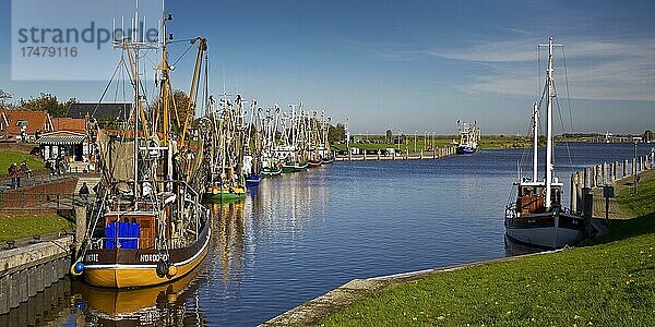Fischereihafen mit Krabbenkuttern  Greetsiel  Krummhörn  Ostfriesland  Niedersachsen  Deutschland  Europa