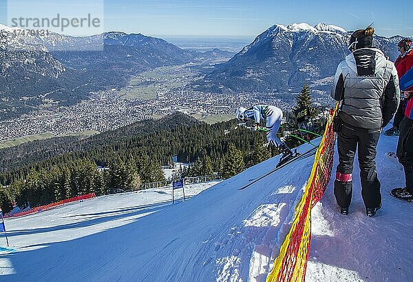 Skirennfahrerin startet zur Kandahar-Abfahrt  Tröglhang  Skigebiet Garmsich Classic  Garmisch-Partenkirchen  Oberbayern  Deutschland  Europa