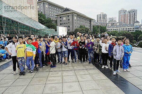 Schulklasse im Zentrum von Chongqing beim Museum  der Lehrer hat seine Zustimmung für das Foto gegeben  Chongqing  China  Asien