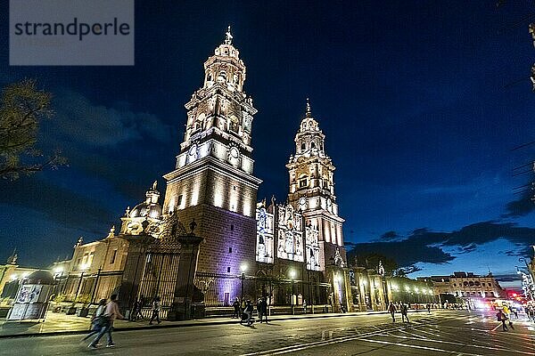Kathedrale von Morelia bei Nacht  Unesco-Stätte Morelia  Michoacan  Mexiko  Mittelamerika
