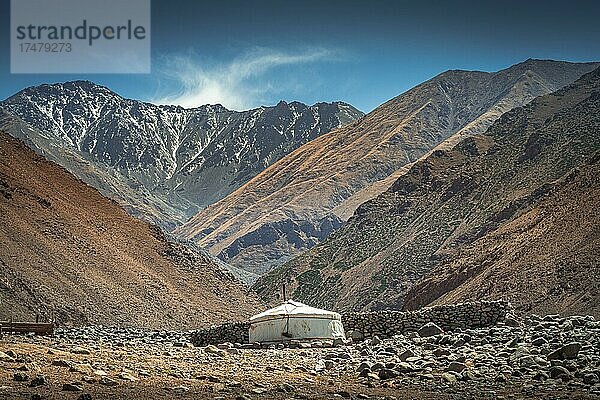 Mongolische Nomaden-Ger-Familie in der Nähe des Berges Ikh Bogd. Provinz Bayanhongor  Mongolei  Asien