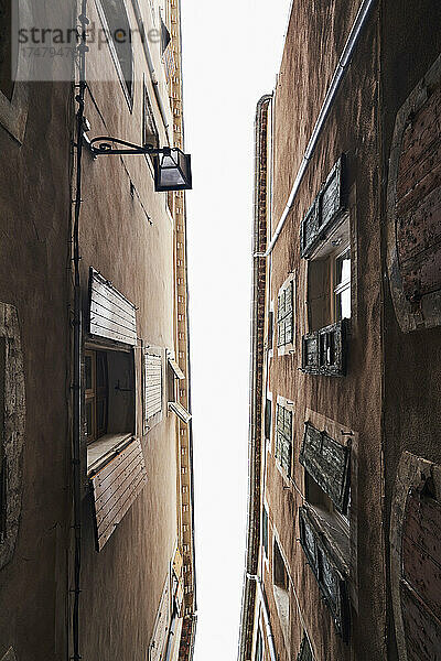 Blick von unten auf Wohnhäuser mit Fensterläden  Provence