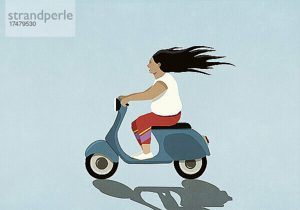 Unbekümmerte Frau fährt Motorroller