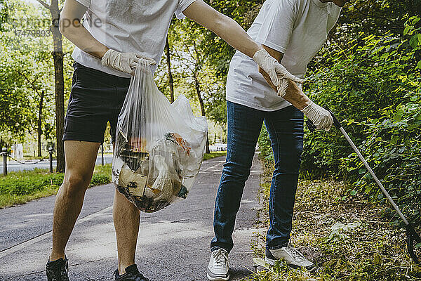 Niedriger Anteil von männlichen und weiblichen Freiwilligen  die im Park Plastik einsammeln