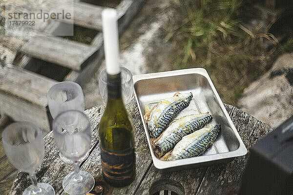 Hochformatige Ansicht von Fisch und Bier am Tisch