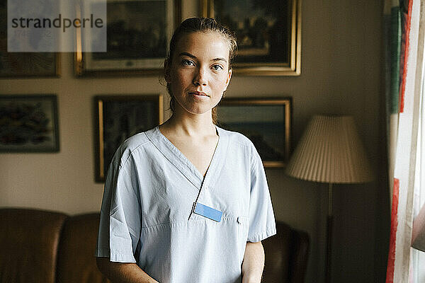 Porträt einer Krankenschwester im heimischen Wohnzimmer