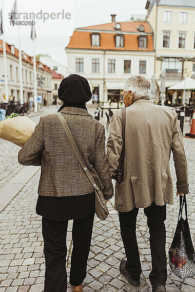 Rückansicht eines älteren Paares auf der Straße in der Stadt