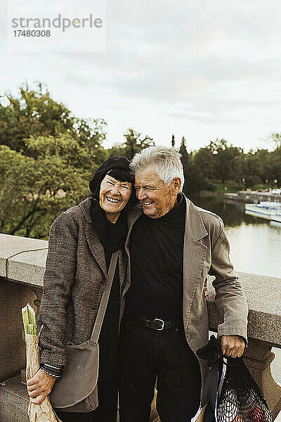 Lächelndes älteres Paar an der Brücke am Wochenende