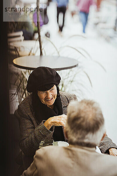 Hohe Winkel Ansicht der älteren Paar verbringen Freizeit am Bürgersteig Cafe
