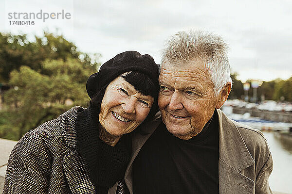 Porträt einer lächelnden älteren Frau mit Mann im Urlaub