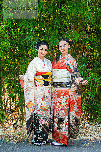 Porträt zweier Frauen in Kimonos im Park
