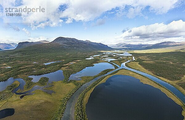 Landschaft mit Fluss  Seen und Bergen  Flusslauf des Visttasjohka  Tal Visttasvaggi  Nikkaluokta  Lappland  Schweden  Europa