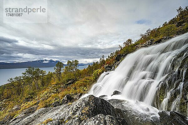 Wasserfall mit Blick auf See Akkajaure und Bergmassiv Akka  Stora Sjöfallet Nationalpark  herbstliche Fjälllandschaft  Laponia  Norrbotten  Lappland  Schweden  Europa