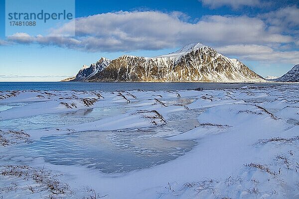 Winterliche skandinavische Landschaft  Meer  Berge  Schnee  Flakstad  Nordland  Lofoten  Norwegen  Europa