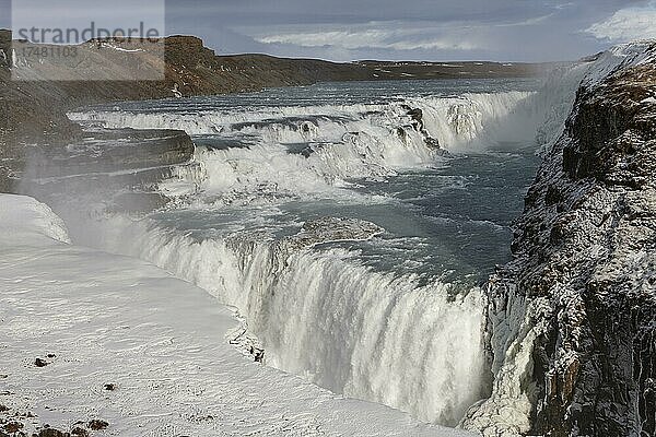 Wasserfall Gullfoss mit Eis und Schnee im Winter  Haukadalur  Golden Circle  Suðurland  Südisland  Island  Europa