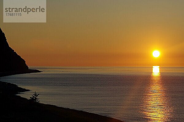 Sonnenuntergang über der Küste  Gaspesie  Quebec  Kanada  Nordamerika