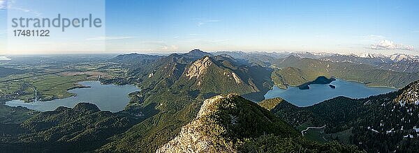 Ausblick vom Gipfel des Herzogstand  Panorama mit Kochelsee und Walchensee im Abendlicht  Gratwanderung Herzogstand Heimgarten  Oberbayern  Bayern  Deutschland  Europa