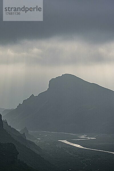 Blick auf Þórsmörk vom Wanderweg Fimmvörðuháls  karge Vulkanlandschaft und Flusstal  Þórsmörk Nature Reserve  Suðurland  Island  Europa