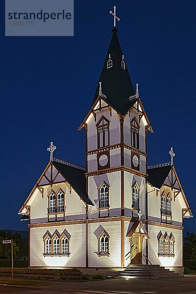 Húsavíkurkirkja  Kirche von Húsavík  bei Nacht  Húsavík  Norðurland eystra  Nordost-Island  Island  Europa