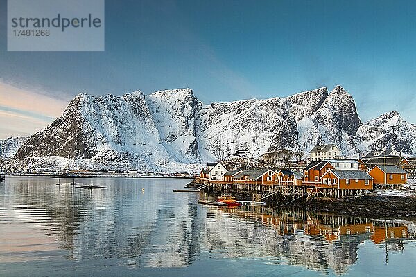 Skandinavische Landschaft mit Bootshäusern am Fjord  Meer  Berge  Schnee  Hamnøy  Nordland  Lofoten  Norwegen  Europa