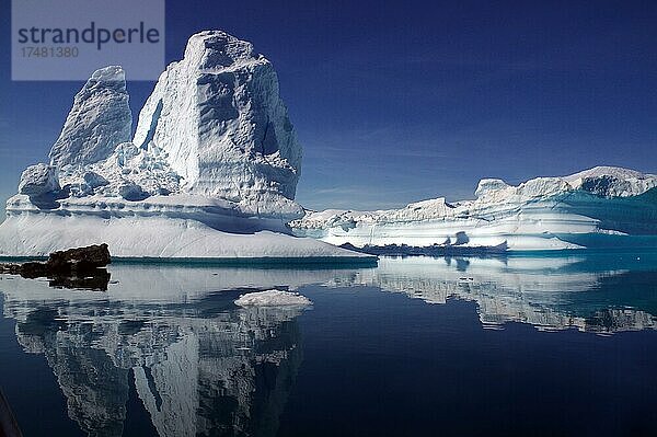 Eisberge spiegeln sich im Wasser  Tiniteqilaaq  Tasilaq  Ostgrönland  Arktis  Grönland  Dänemark  Nordamerika