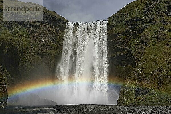 Wasserfall Skógafoss mit Regenbogen  Suðurland  Südisland  Island  Europa