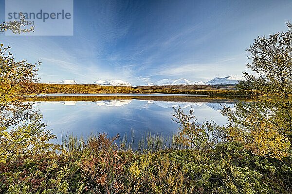 Verschneite Berge im Abisko Nationalpark spiegeln sich im See Vuolio Njáhkájávri  herbstliche Landschaft  Abisko  Lappland  Schweden  Europa