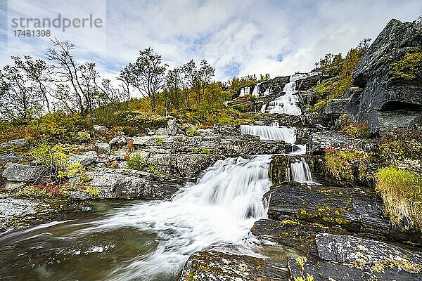 Wasserfall im Stora Sjöfallet Nationalpark  herbstliche Fjälllandschaft  Laponia  Norrbotten  Lappland  Schweden  Europa