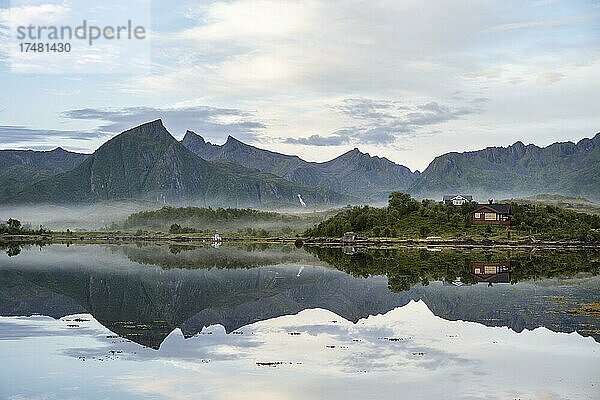 Berge spiegeln sich in Fjord bei Laukvik  Austvågøy  Lofoten  Norwegen  Europa
