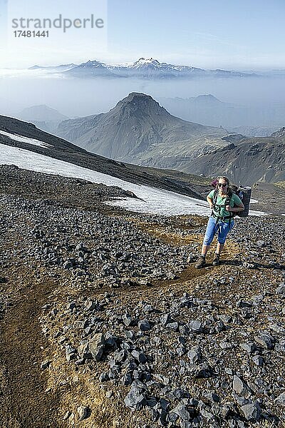 Wanderin auf dem Wanderweg Fimmvörðuháls  karge Vulkanlandschaft  Þórsmörk Nature Reserve  Suðurland  Island  Europa
