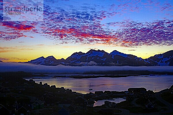 Sonnenuntergang über Fjord  Tasilaq  Ostgrönland  Grönland  Dänemark  Nordamerika