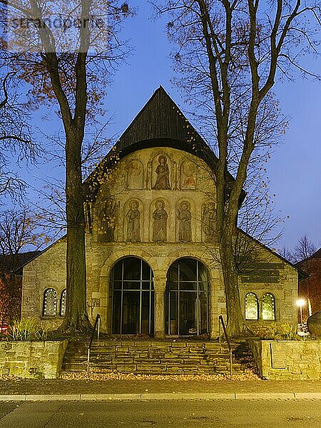 Beleuchtete Domvorhalle  Blaue Stunde  Goslar  UNESCO Welterbestätte  Harz  Niedersachsen  Deutschland  Europa