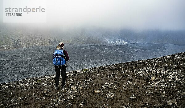 Touristin blickt über Lavafeld  Lava und Lavafluss  Fagradalsfjall  Krýsuvík-Vulkansystem  Reykjanes Halbinsel  Island  Europa