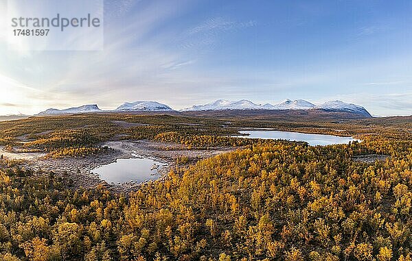 Herbstliche Fjälllandschaft mit kleinen Seen vor verschneiter Berggruppe Lapporten  Abisko  Lappland  Schweden  Europa