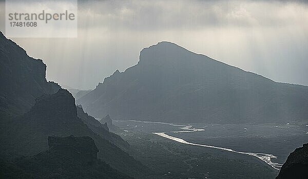 Blick auf Þórsmörk vom Wanderweg Fimmvörðuháls  karge Vulkanlandschaft und Flusstal  Þórsmörk Nature Reserve  Suðurland  Island  Europa