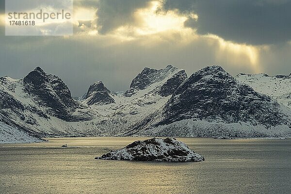 Winterliche skandinavische Landschaft am Fjord  Meer  Berge  Schnee  Ramberg  Nordland  Lofoten  Norwegen  Europa