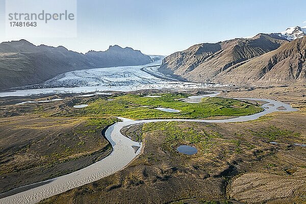 Gletscherfluss vor Bergen  Luftaufnahme  Skaftafell und Svínafellsjökull Gletscherzunge  Vatnajökull Gletscher  Island  Europa