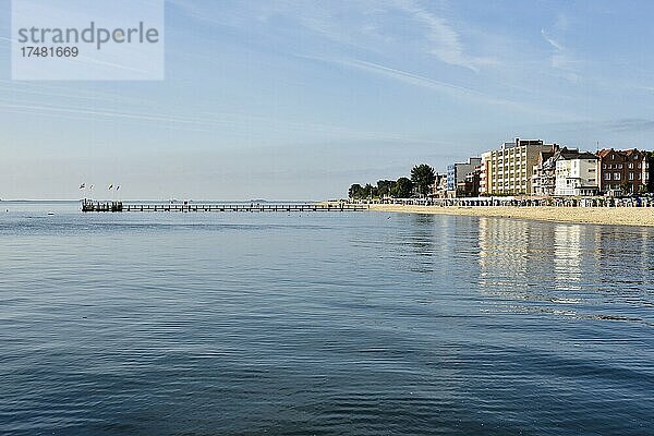 Wasserfläche und Strand von Wyk auf Föhr  Nordfriesische Insel  Nordfriesland  Schleswig-Holstein  Deutschland  Europa