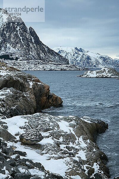 Winterliche skandinavische Landschaft  Berge  Schnee  Hamnøy  Nordland  Lofoten  Norwegen  Europa
