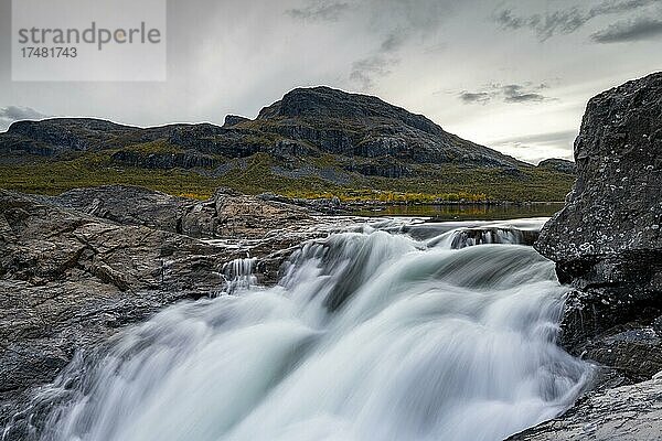 Wasserfall Stora Sjöfallet  herbstliche Fjälllandschaft  Stora Sjöfallet Nationalpark  Laponia  Norrbotten  Lappland  Schweden  Europa